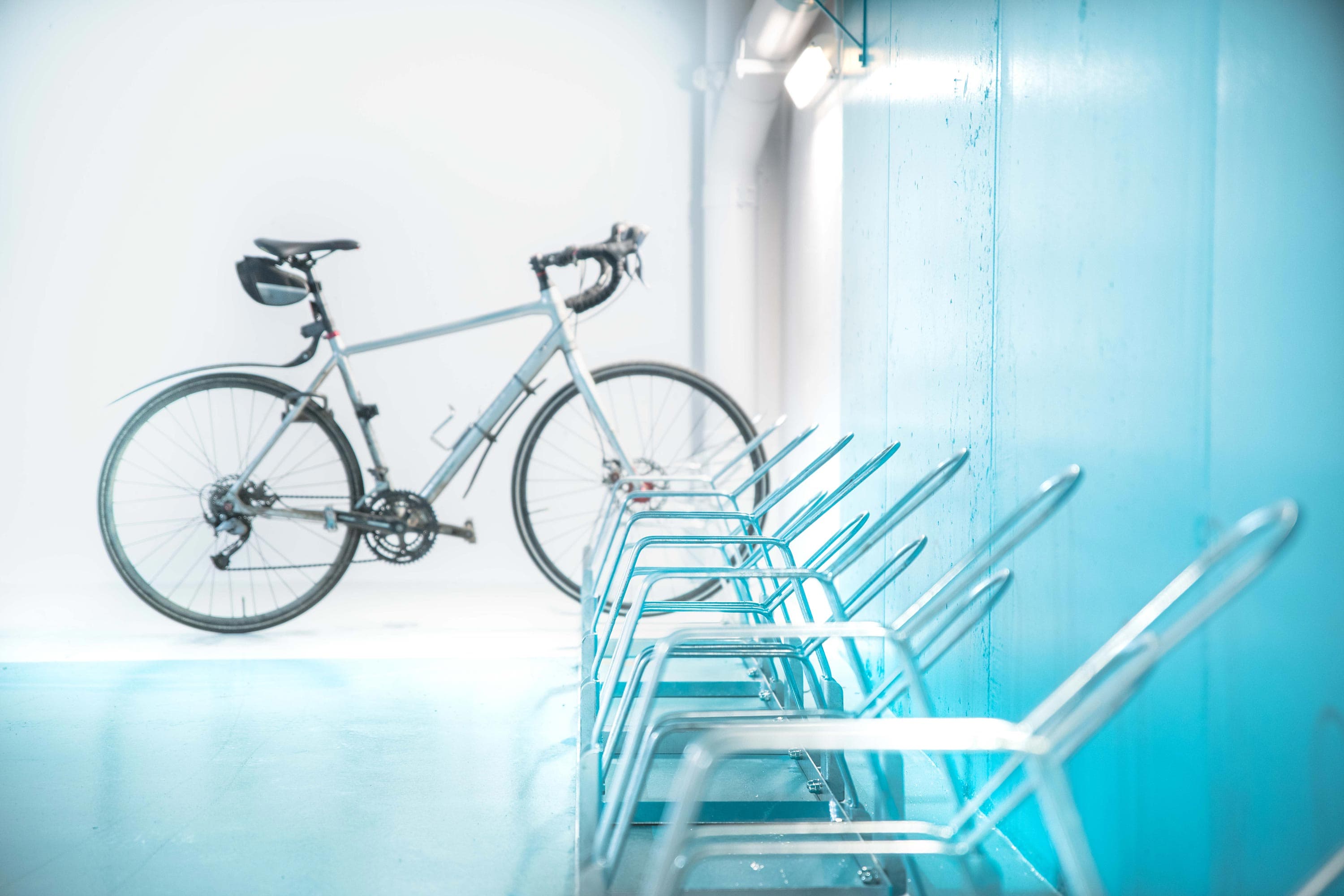 En sykkel i en bakkenmontert sykkelstativ